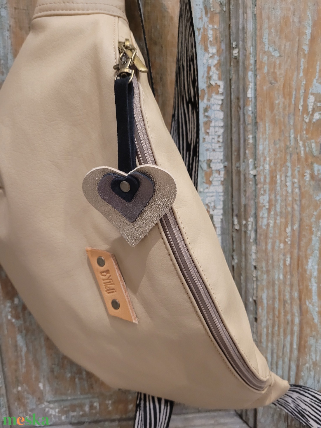 Tejeskávé  táska. mintás heveder. Övtáska fazonú műbőr táska, válltáska , vállon átvethető táska - táska & tok - kézitáska & válltáska - vállon átvethető táska - Meska.hu