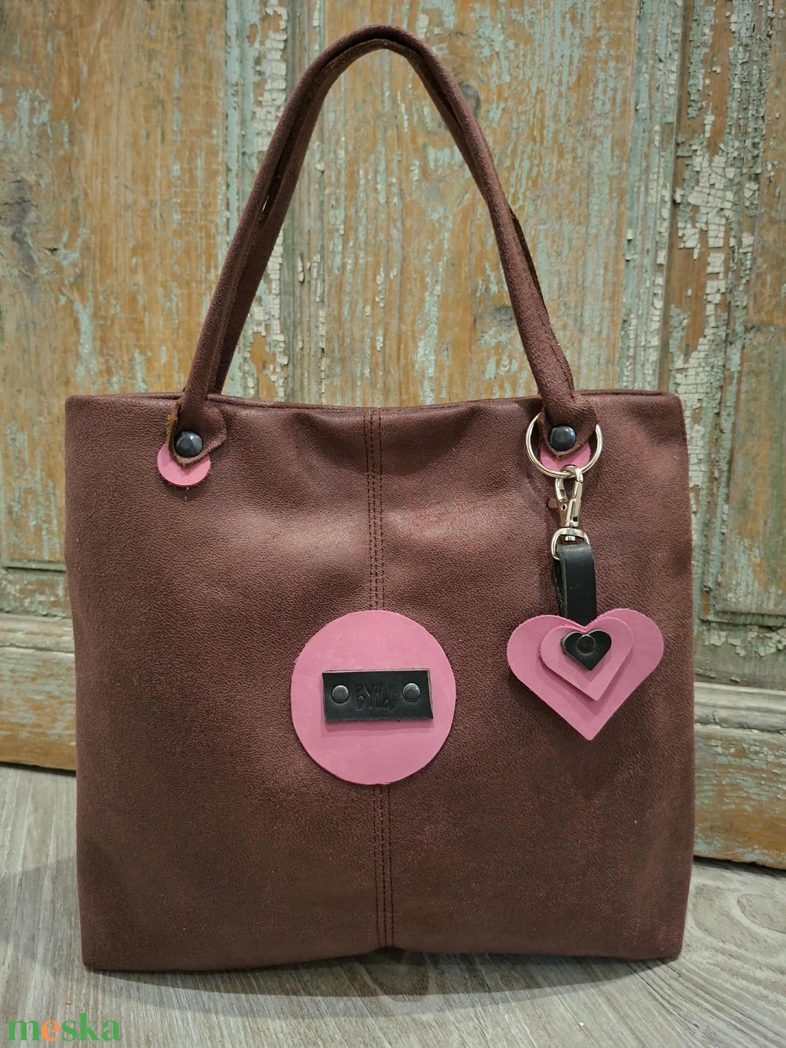 Különleges kis táska, színházi táska, egyedi darab. Lila műbőr táska rózsaszín valódi bőr kiegészítőkkel.  - táska & tok - kézitáska & válltáska - alkalmi táska - Meska.hu