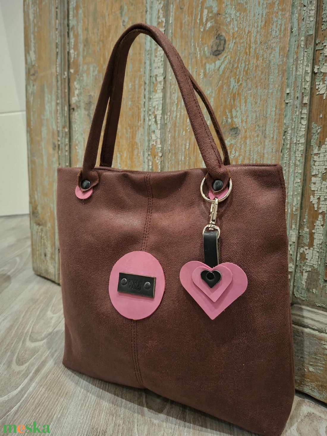 Különleges kis táska, színházi táska, egyedi darab. Lila műbőr táska rózsaszín valódi bőr kiegészítőkkel.  - táska & tok - kézitáska & válltáska - alkalmi táska - Meska.hu