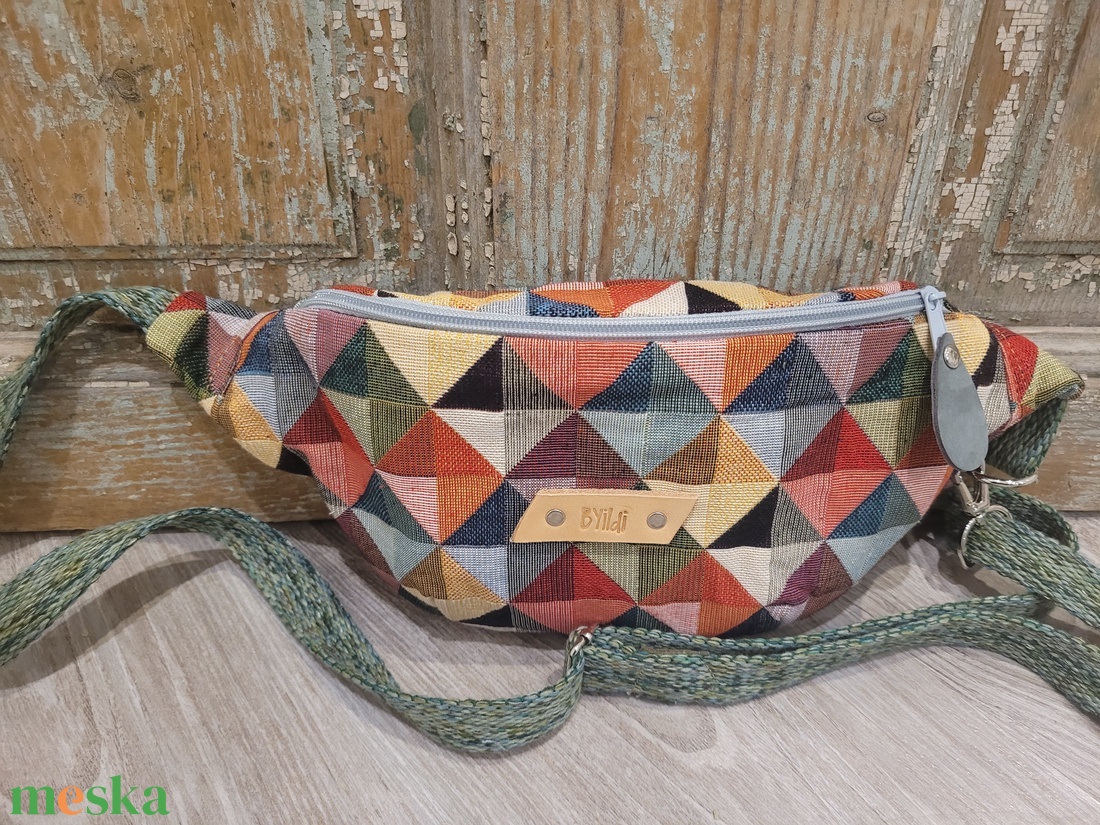 Kockás, színes  szövettáska, közepes méretű övtáska dizájn Testtáska, válltáska, szövet táska, vállon átvethető táska - táska & tok - kézitáska & válltáska - vállon átvethető táska - Meska.hu