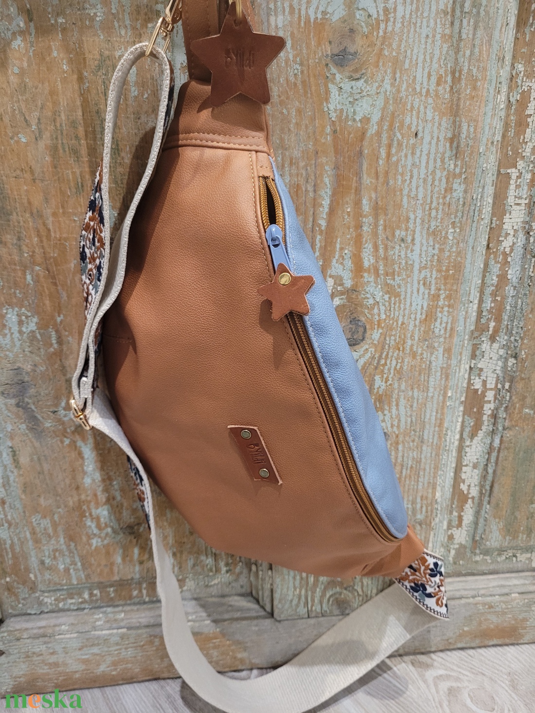 Barna- kék táska. Virág  mintás heveder. Övtáska fazonú műbőr táska, válltáska , vállon átvethető táska - táska & tok - kézitáska & válltáska - vállon átvethető táska - Meska.hu