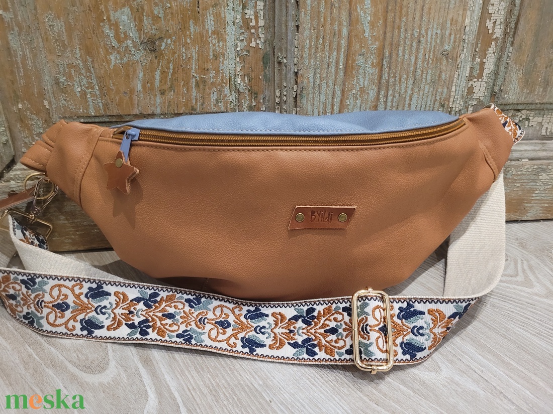 Barna- kék táska. Virág  mintás heveder. Övtáska fazonú műbőr táska, válltáska , vállon átvethető táska - táska & tok - kézitáska & válltáska - vállon átvethető táska - Meska.hu