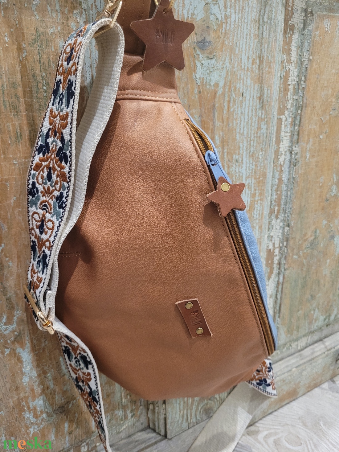 Barna- kék táska. Virág  mintás heveder. Övtáska fazonú műbőr táska, válltáska , vállon átvethető táska - táska & tok - kézitáska & válltáska - vállon átvethető táska - Meska.hu