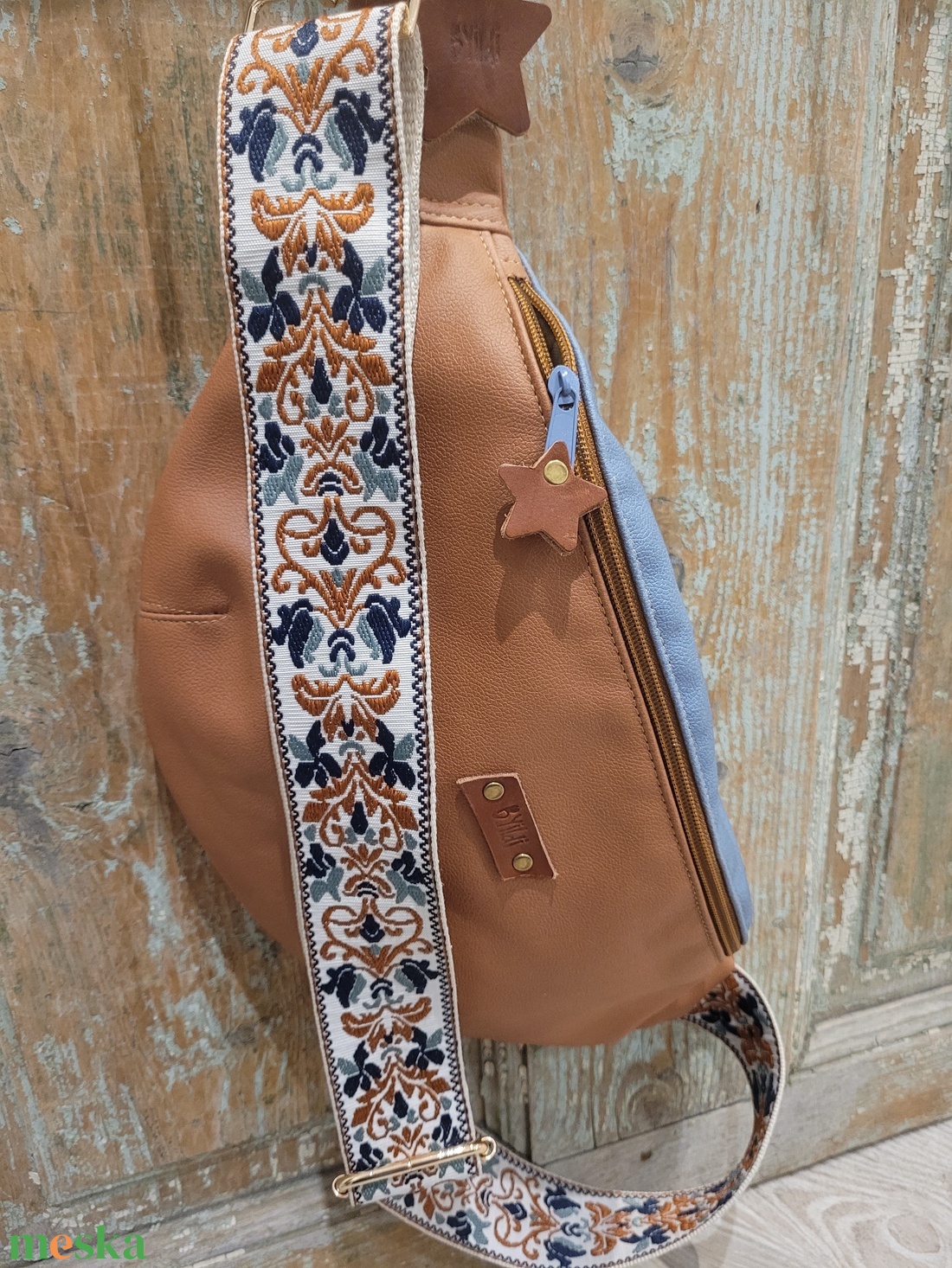 Barna- kék táska. Virág  mintás heveder. Övtáska fazonú műbőr táska, válltáska , vállon átvethető táska - táska & tok - kézitáska & válltáska - vállon átvethető táska - Meska.hu