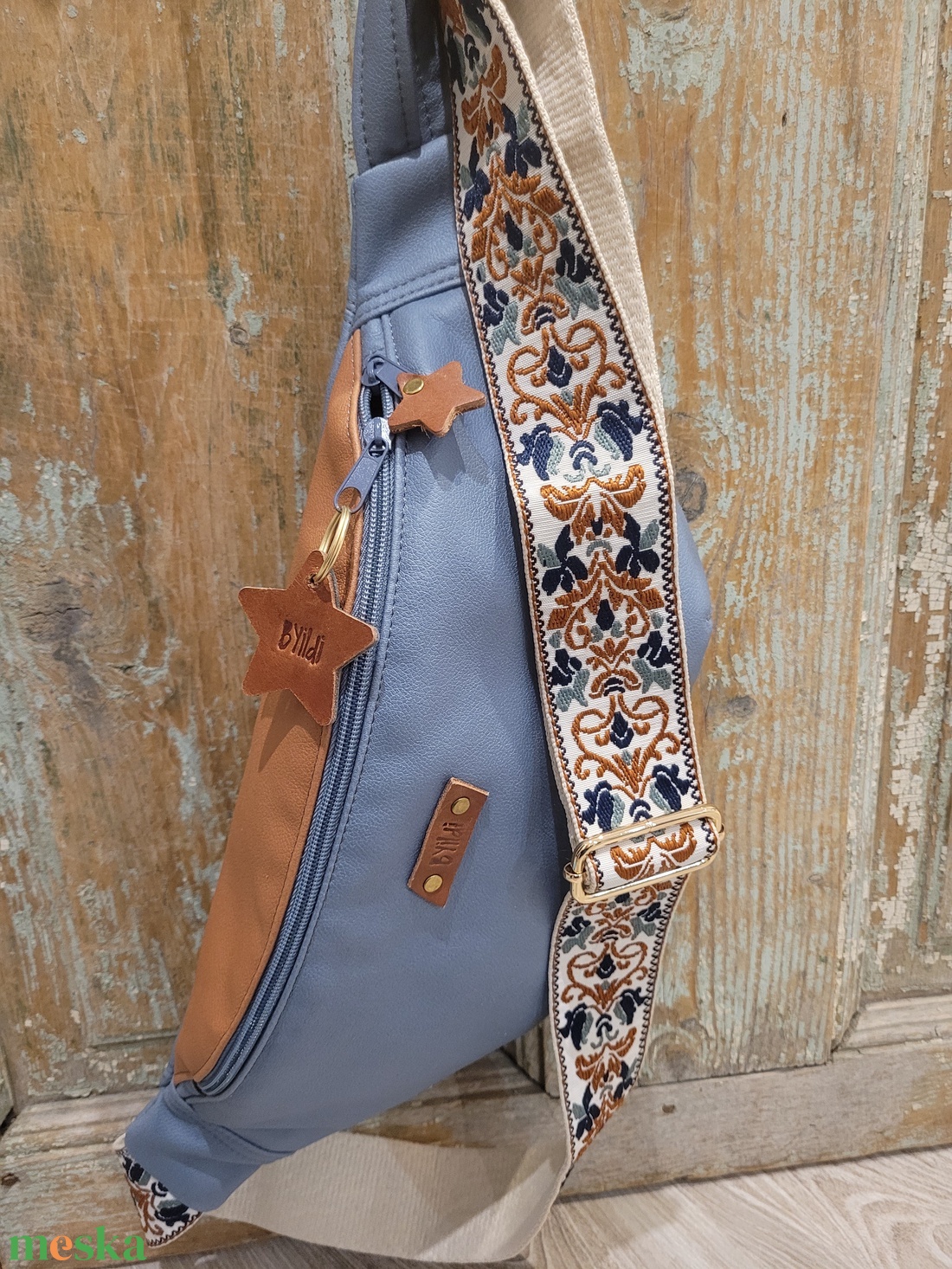 Barna- kék táska. Virág  mintás heveder. Övtáska fazonú műbőr táska, válltáska , vállon átvethető táska - táska & tok - kézitáska & válltáska - vállon átvethető táska - Meska.hu