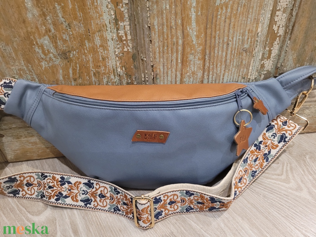 Barna- kék táska. Virág  mintás heveder. Övtáska fazonú műbőr táska, válltáska , vállon átvethető táska - táska & tok - kézitáska & válltáska - vállon átvethető táska - Meska.hu