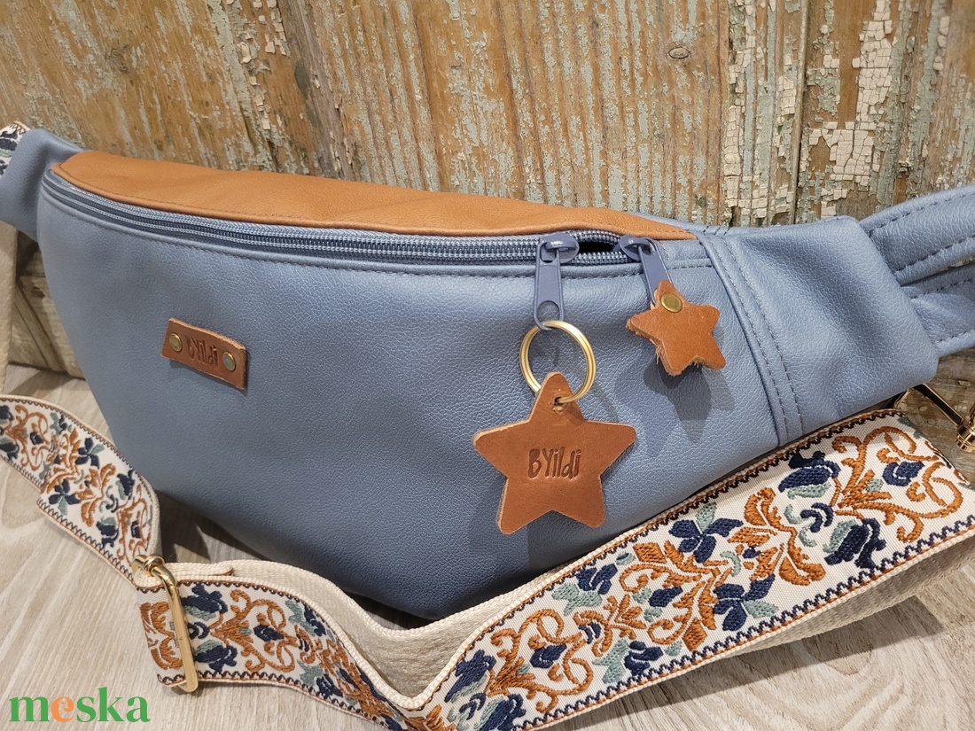 Barna- kék táska. Virág  mintás heveder. Övtáska fazonú műbőr táska, válltáska , vállon átvethető táska - táska & tok - kézitáska & válltáska - vállon átvethető táska - Meska.hu