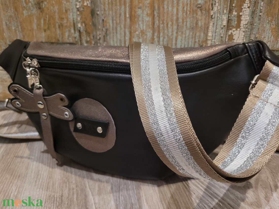 Fekete-óarany valódi bőr táska. Ezüstös csillog heveder. Övtáska fazonú valóbőr táska, válltáska, vállon átvethető táska - táska & tok - kézitáska & válltáska - vállon átvethető táska - Meska.hu