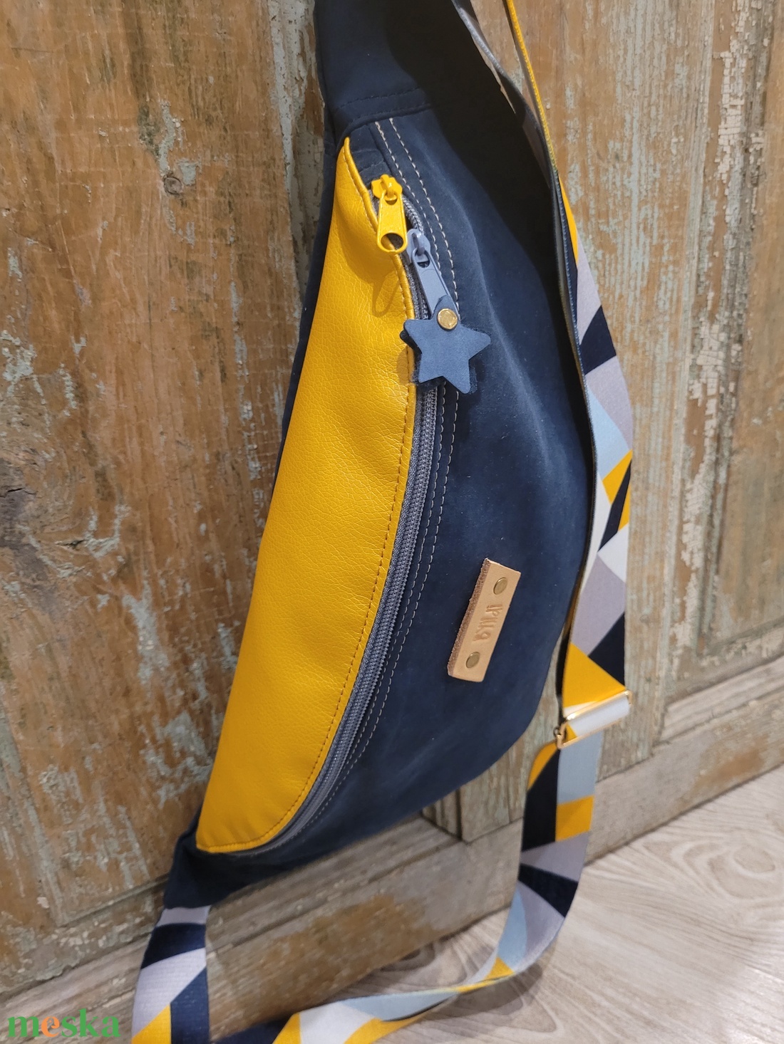 Válltáska, övtáska fazonú táska. Sötétkék, sárga táska . Geometria mintás pánttal. - táska & tok - kézitáska & válltáska - vállon átvethető táska - Meska.hu