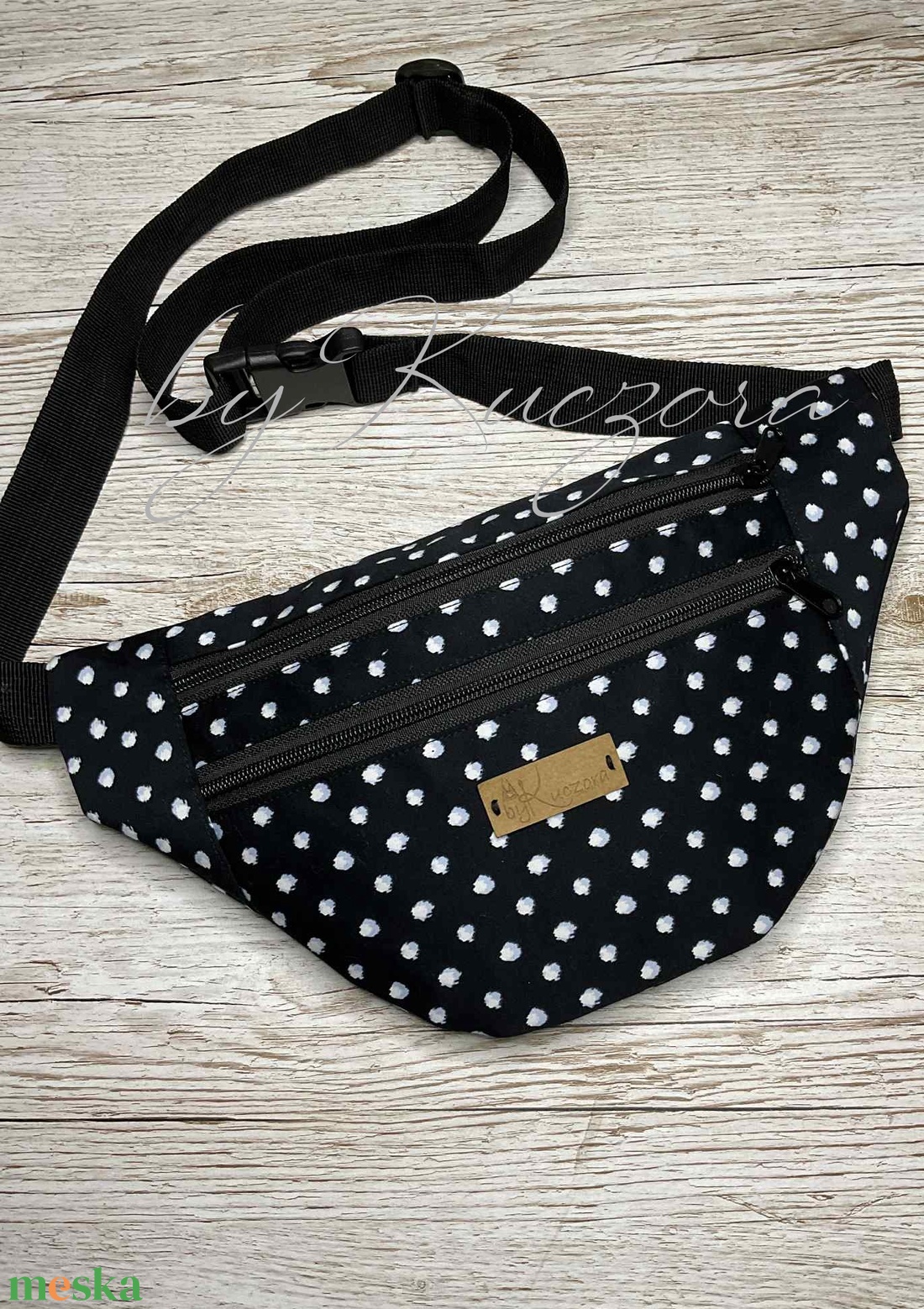 Fekete-fehér pöttyös övtáska / crossbody klasszikus, mégis játékos - táska & tok - övtáska - Meska.hu Fekete-fehér pöttyös övtáska / crossbody klasszikus, mégis játékos - táska & tok - övtáska - Meska.hu