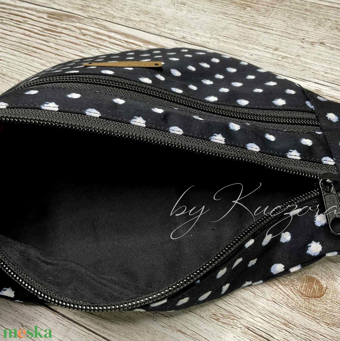 Fekete-fehér pöttyös övtáska / crossbody klasszikus, mégis játékos - táska & tok - övtáska - Meska.hu Fekete-fehér pöttyös övtáska / crossbody klasszikus, mégis játékos - táska & tok - övtáska - Meska.hu