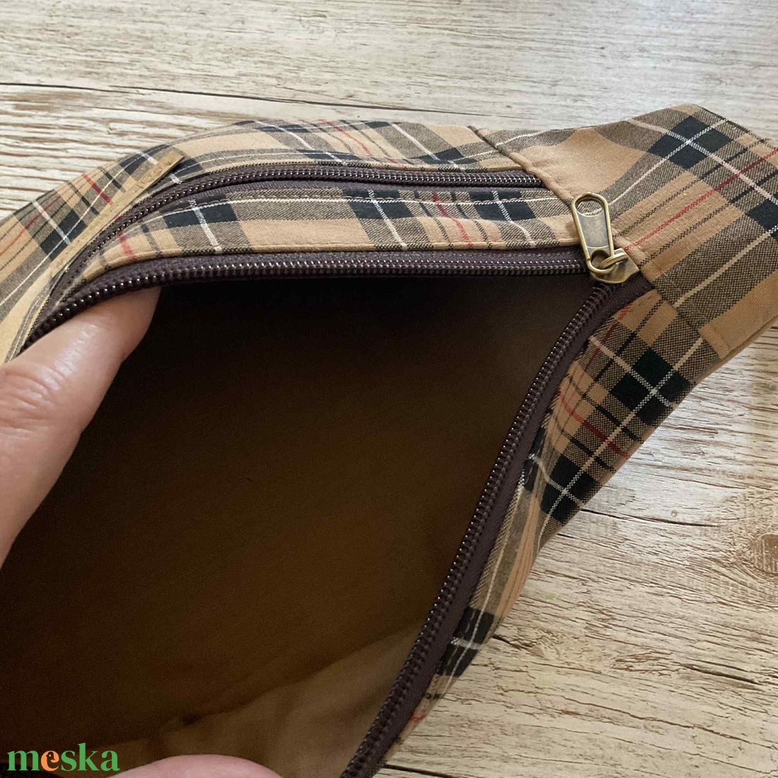 Barna skót kockás övtáska / crossbody  klasszikus elegancia, modern formában - táska & tok - övtáska - Meska.hu