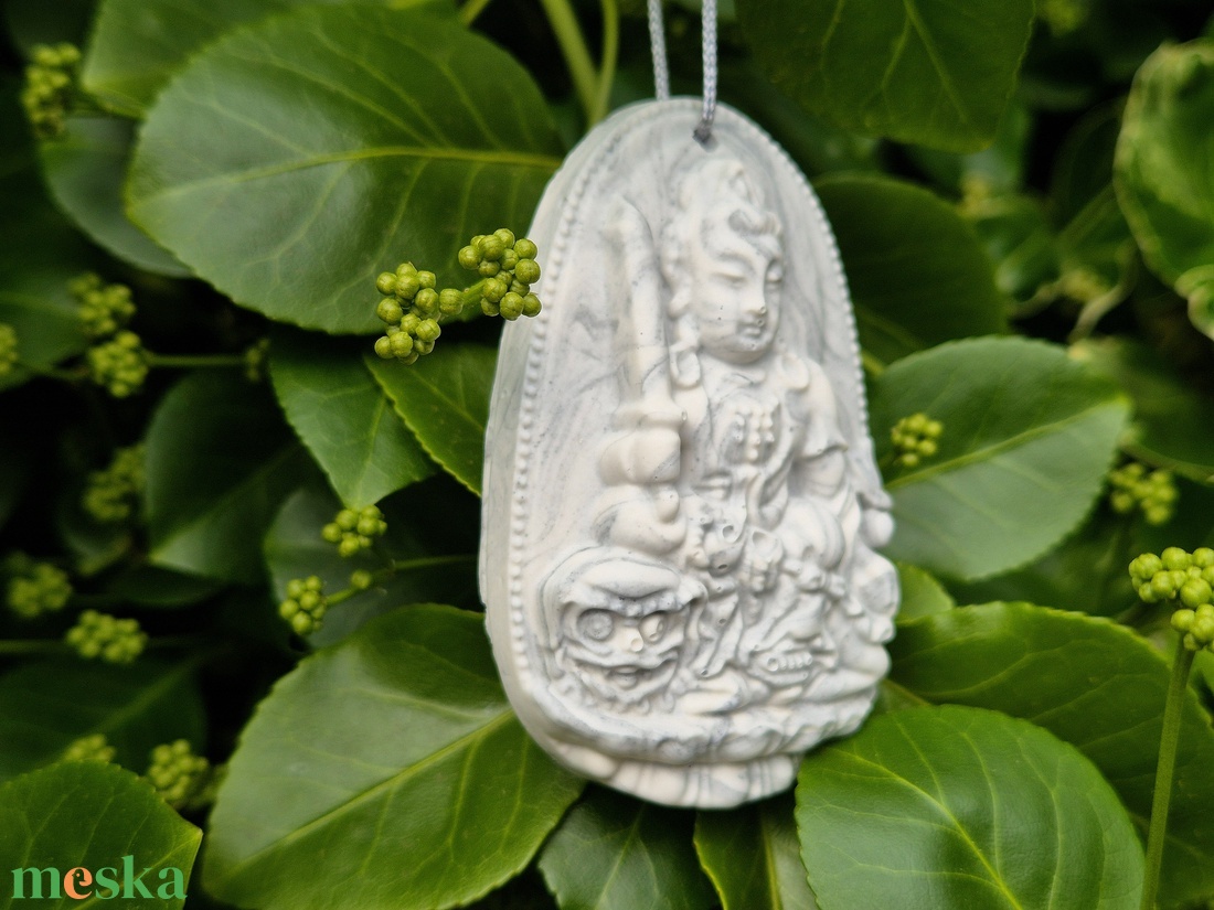 Jesmonite felakasztható dísztárgy Buddha - otthon & életmód - dekoráció - dekoratív figurák és szobrok - Meska.hu