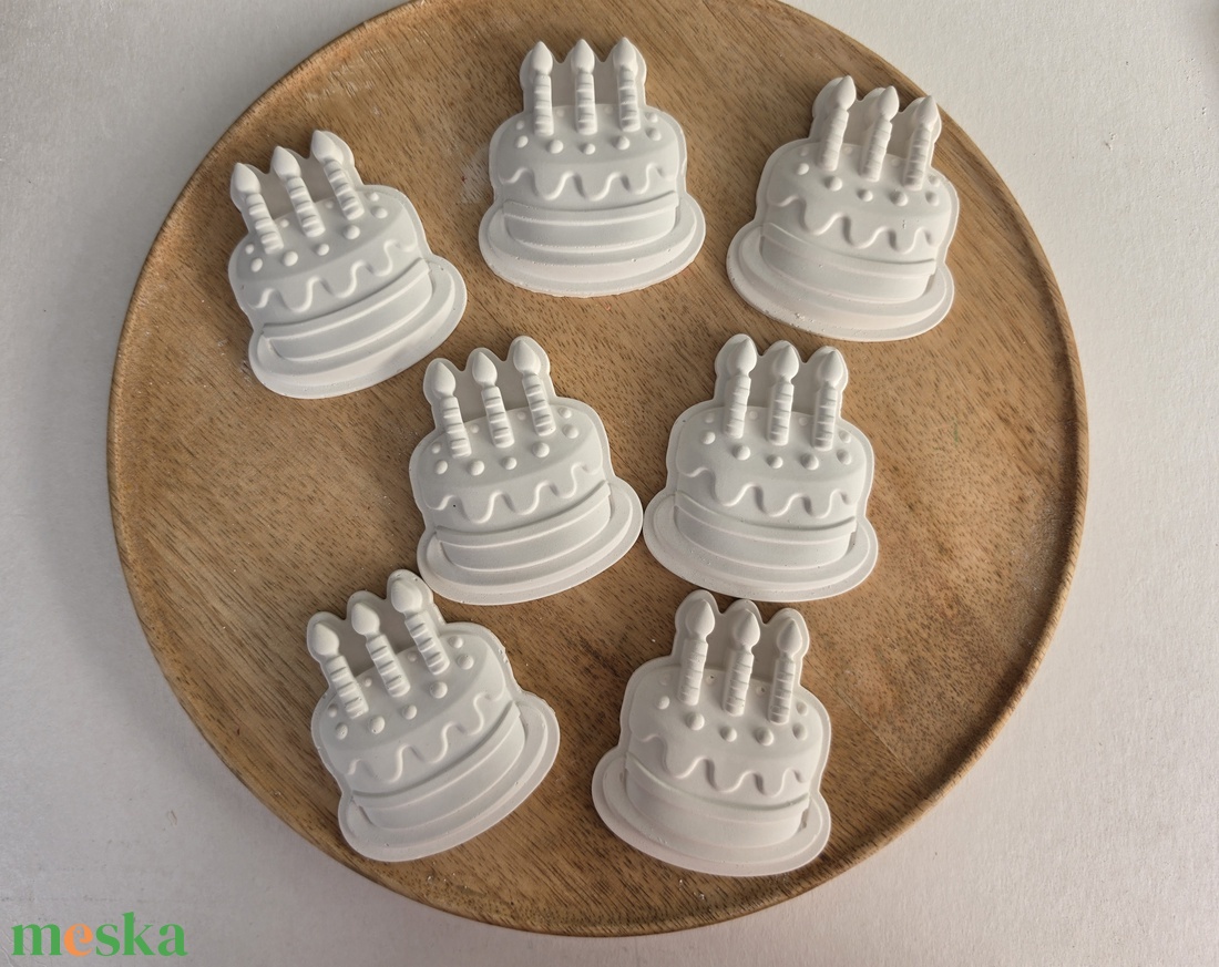Születésnapi torta - Natúr fehér gipszfigura 1db - Kreatív festhető ajándék - diy (csináld magad) - egységcsomag - Meska.hu
