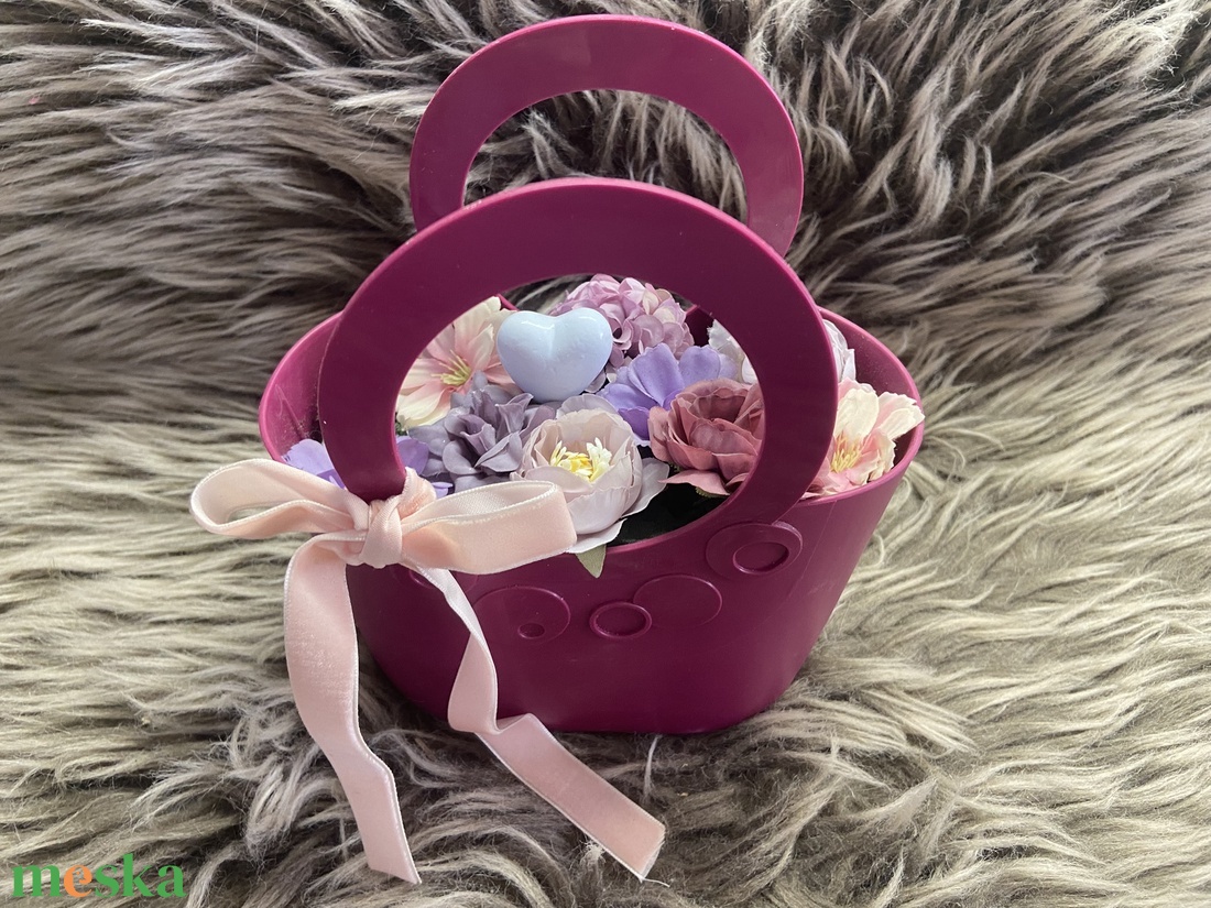 Mini táska virágokkal - otthon & életmód - virágdekoráció - virágdíszek - asztali virágdísz - Meska.hu