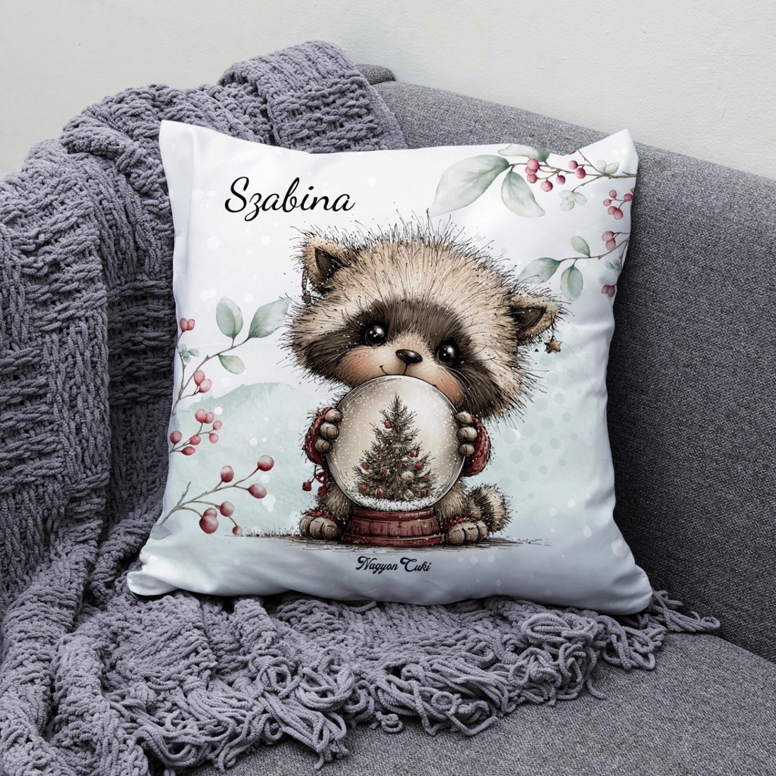 Névvel kérhető - Cuki téli mosómaci hógömbbel mintás párna - otthon & életmód - lakástextil - párna & párnahuzat - díszpárna (belsővel együtt) - Meska.hu
