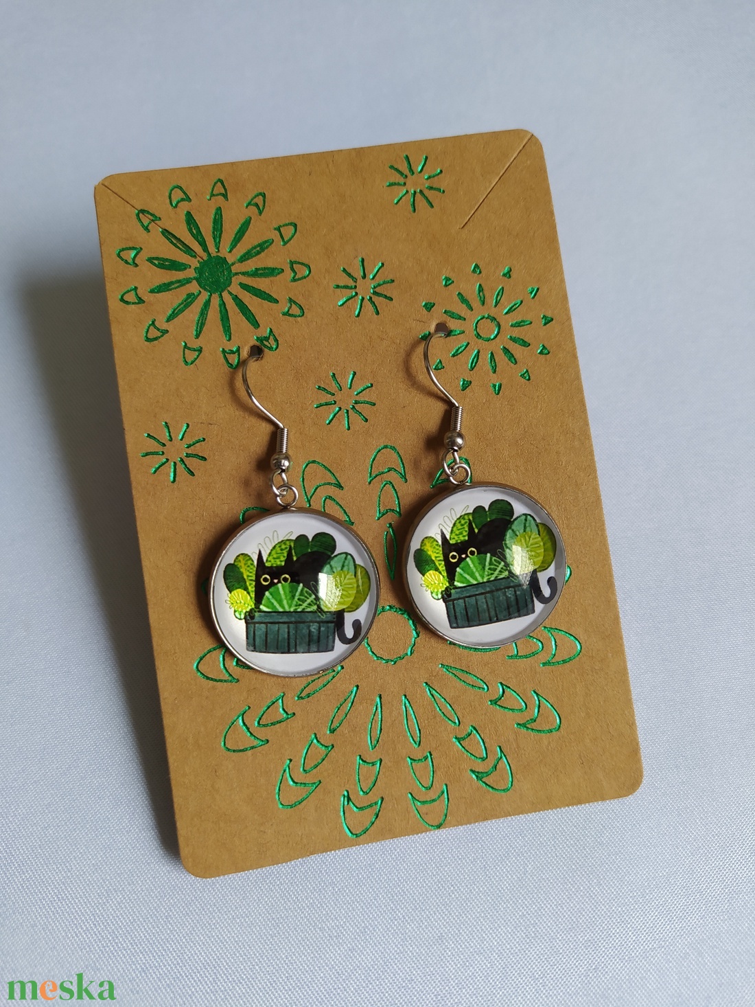 Fekete cicás növényes fülbevaló - ékszer - fülbevaló - lógós kerek fülbevaló - Meska.hu