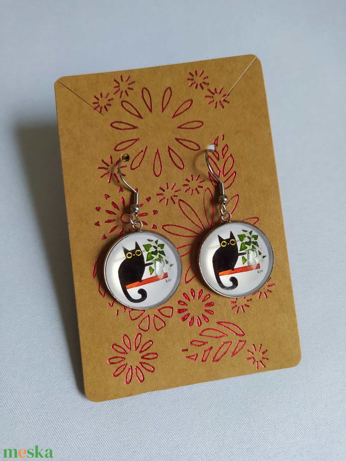 Fekete cicás növényes fülbevaló - ékszer - fülbevaló - lógós kerek fülbevaló - Meska.hu