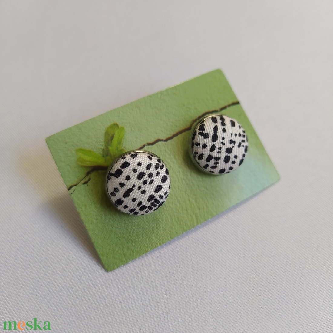 Fekete-fehér pöttyös fülbevaló - ékszer - fülbevaló - lógó fülbevaló - Meska.hu