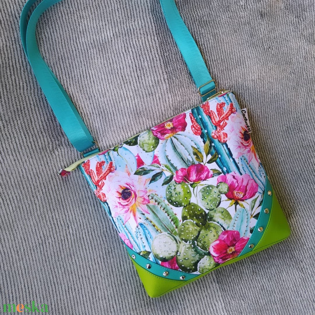 Kaktuszos virágos oldaltáska / crossbody - táska & tok - kézitáska & válltáska - vállon átvethető táska - Meska.hu