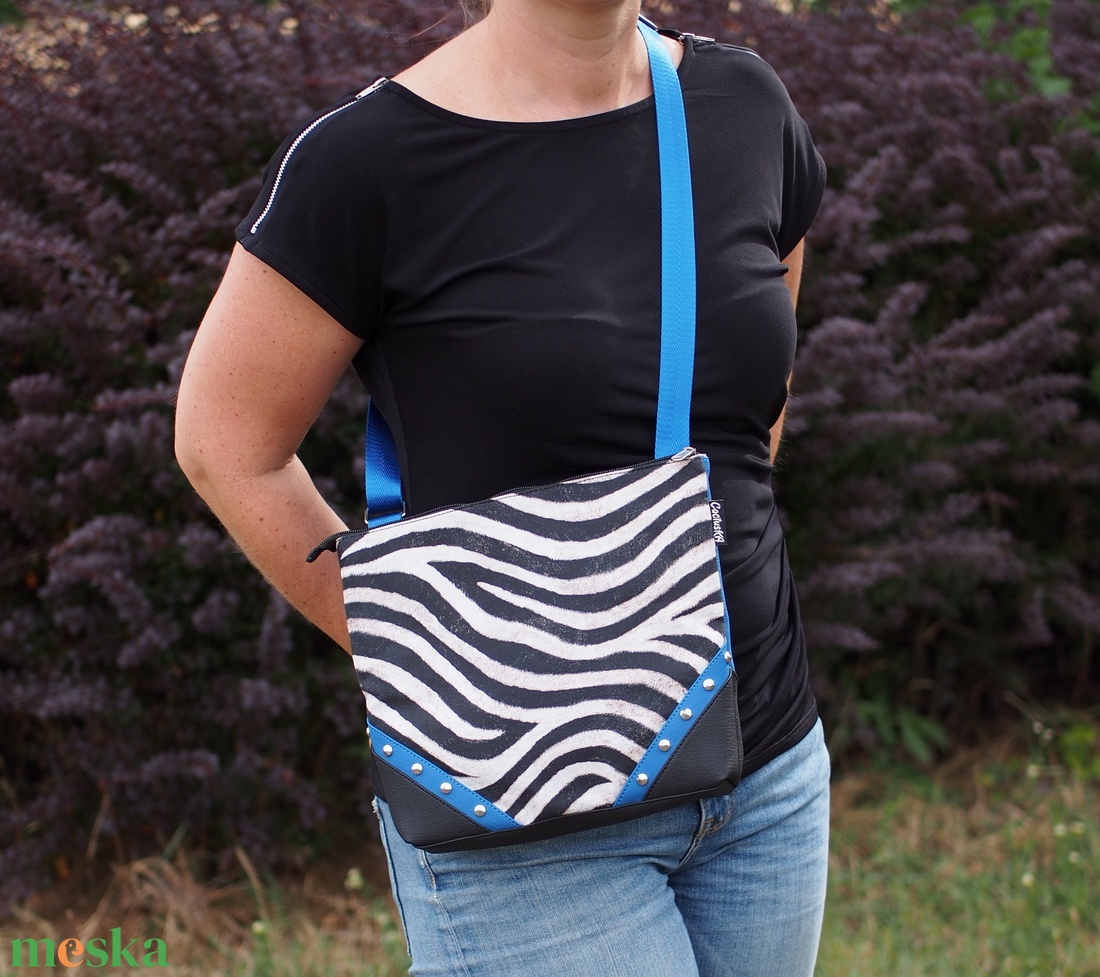 Robert Kaufman zebra oldaltáska / crossbody  - táska & tok - kézitáska & válltáska - vállon átvethető táska - Meska.hu