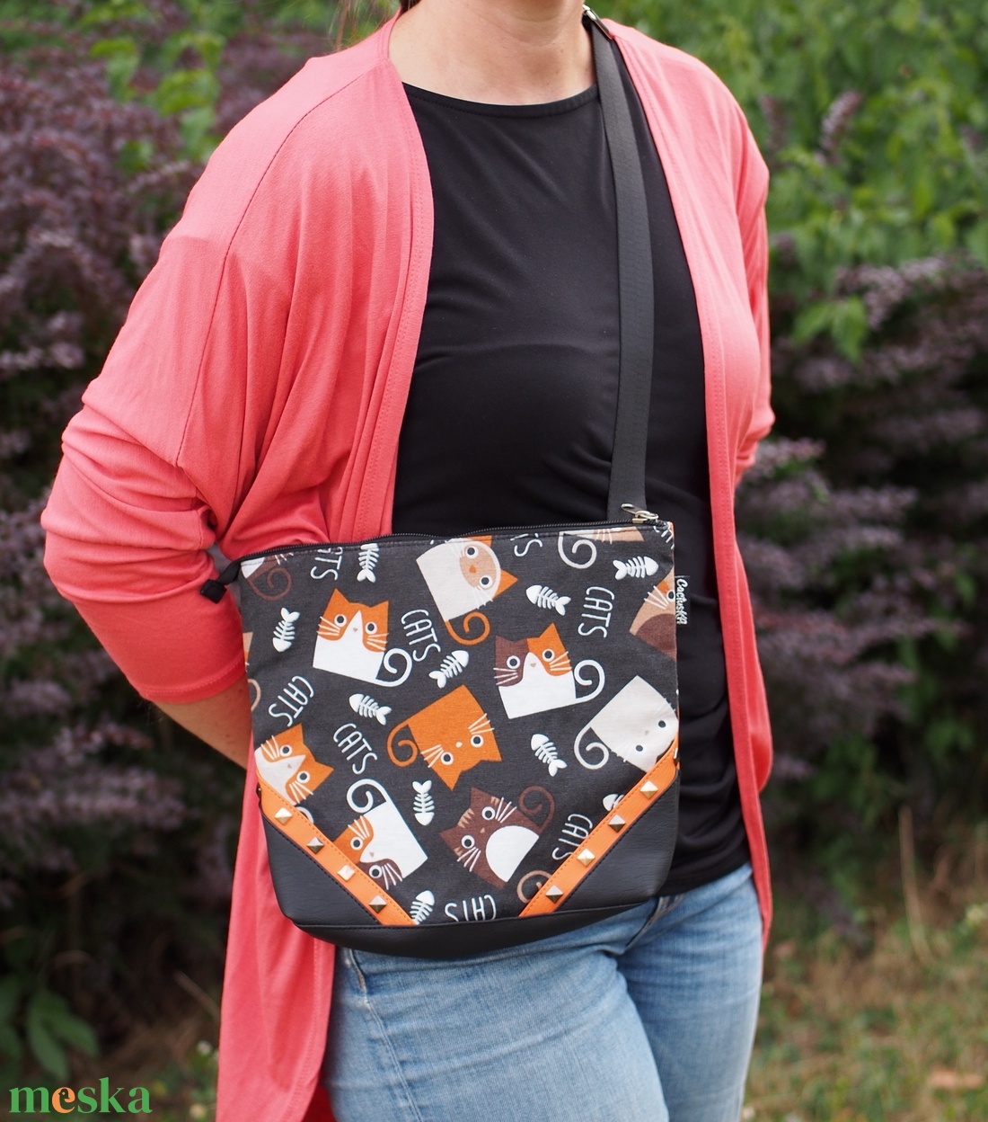 Fekete alapon cicás oldaltáska / crossbody  - táska & tok - kézitáska & válltáska - vállon átvethető táska - Meska.hu