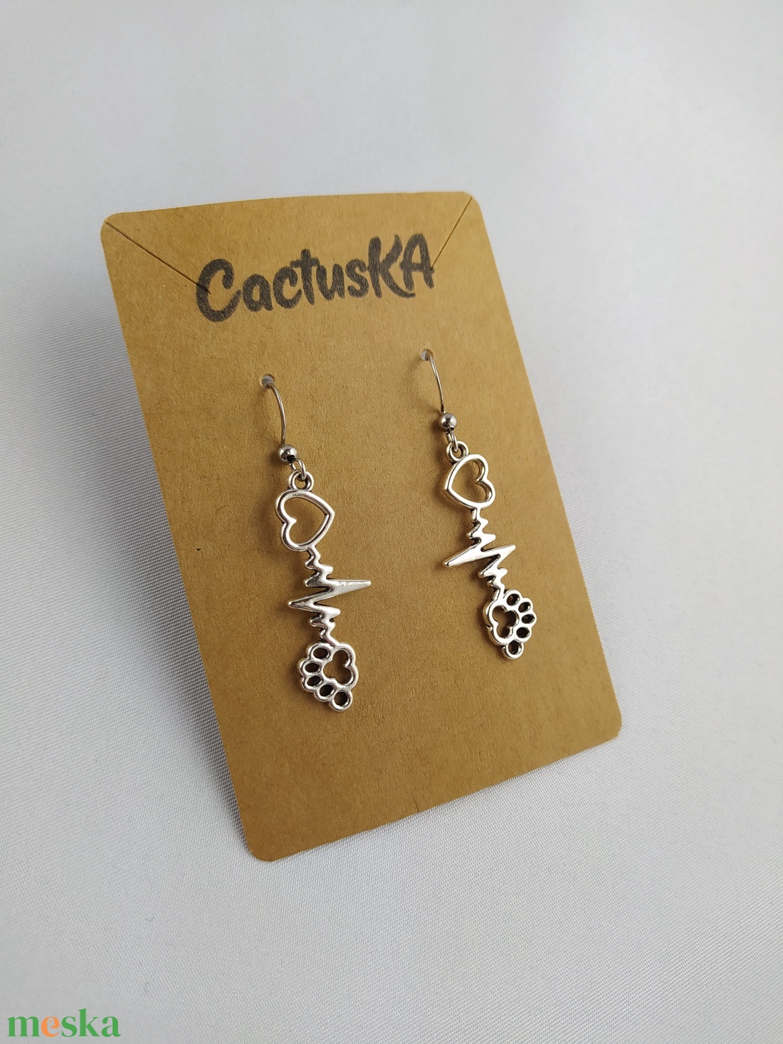 Mancs és szív fülbevaló - ékszer - fülbevaló - lógó fülbevaló - Meska.hu