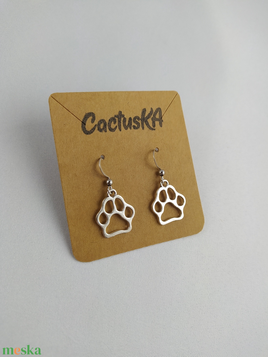 Mancs lógós fülbevaló - ékszer - fülbevaló - lógó fülbevaló - Meska.hu