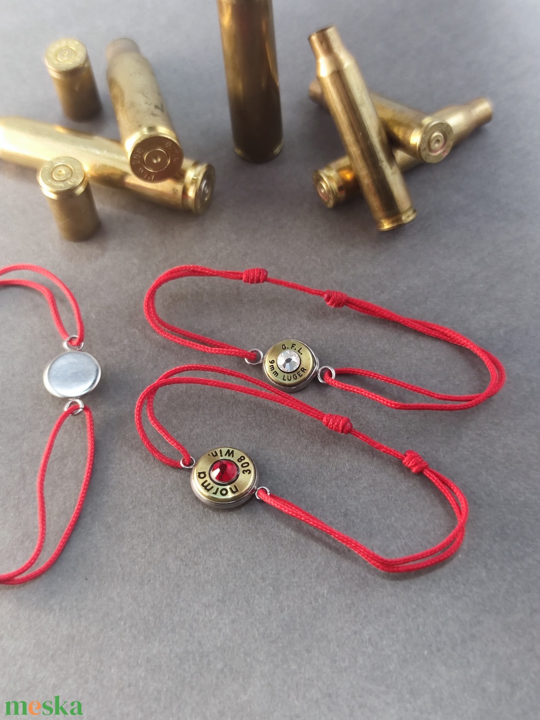 Töltény string karkötő Piros - ékszer - karkötő - fonott karkötő - Meska.hu