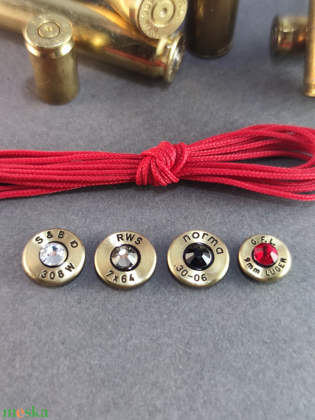 Töltény string karkötő Piros - ékszer - karkötő - fonott karkötő - Meska.hu