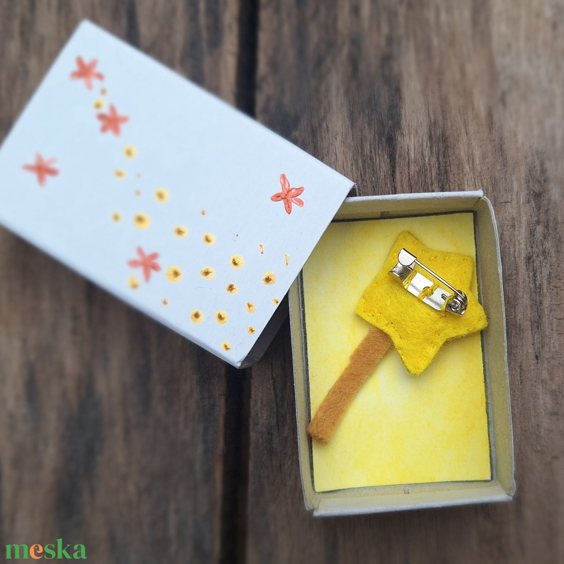 Kitűző - PocketLove mini Varázspálca - játék & sport - plüssállat & játékfigura - más figura - Meska.hu Kitűző - PocketLove mini Varázspálca - játék & sport - plüssállat & játékfigura - más figura - Meska.hu