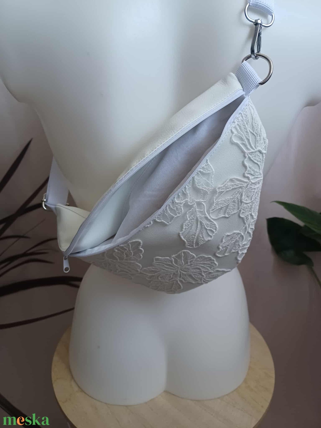 Tejfehér műbőr övtáska - táska & tok - övtáska - Meska.hu