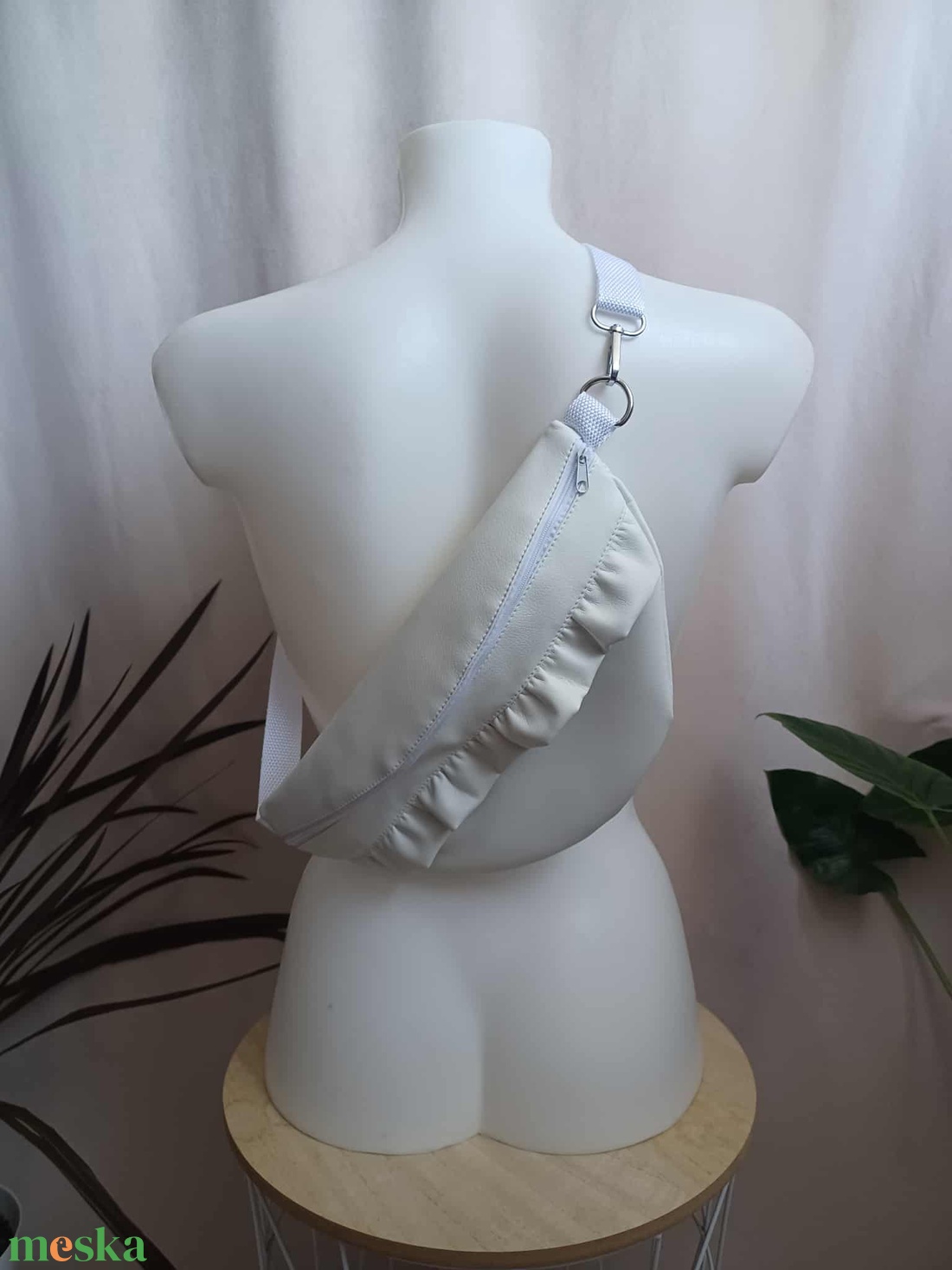 Tejfehér fodros műbőr övtáska  - táska & tok - övtáska - Meska.hu