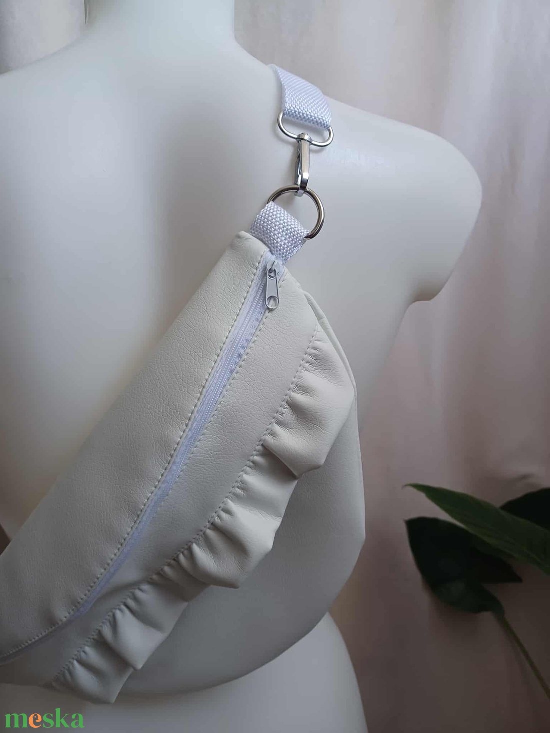 Tejfehér fodros műbőr övtáska  - táska & tok - övtáska - Meska.hu