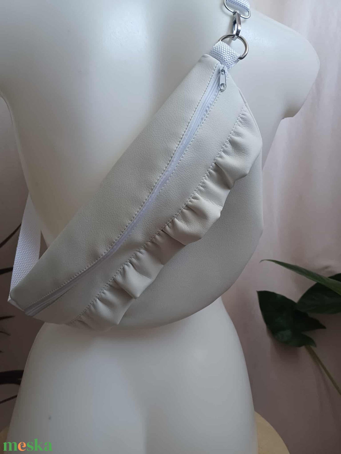 Tejfehér fodros műbőr övtáska  - táska & tok - övtáska - Meska.hu