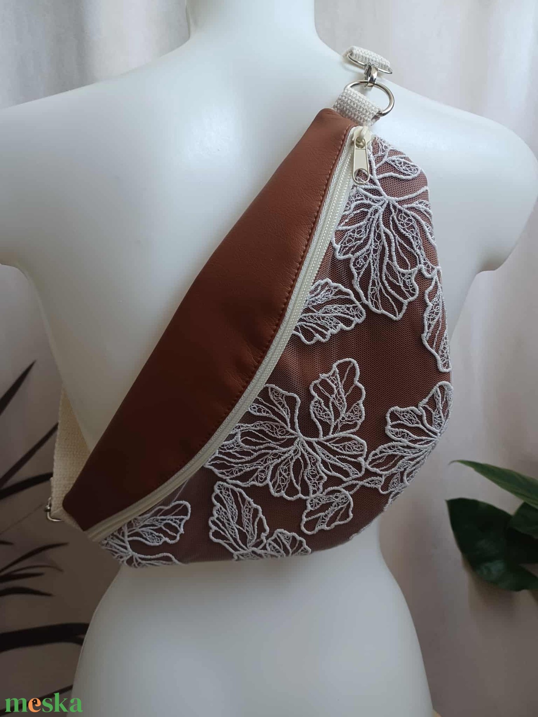 Barna műbőr övtáska csipkével  - táska & tok - övtáska - Meska.hu