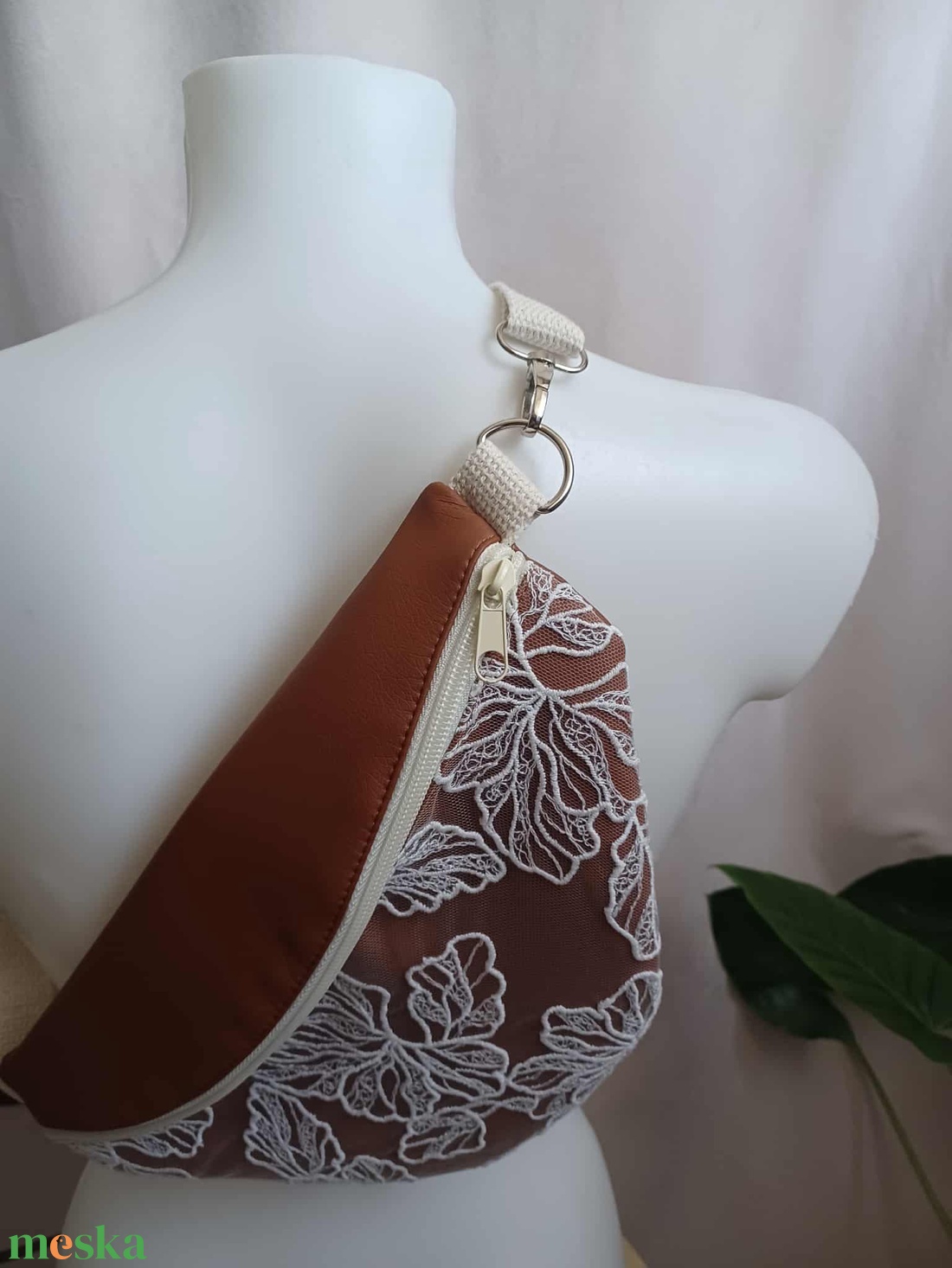 Barna műbőr övtáska csipkével  - táska & tok - övtáska - Meska.hu