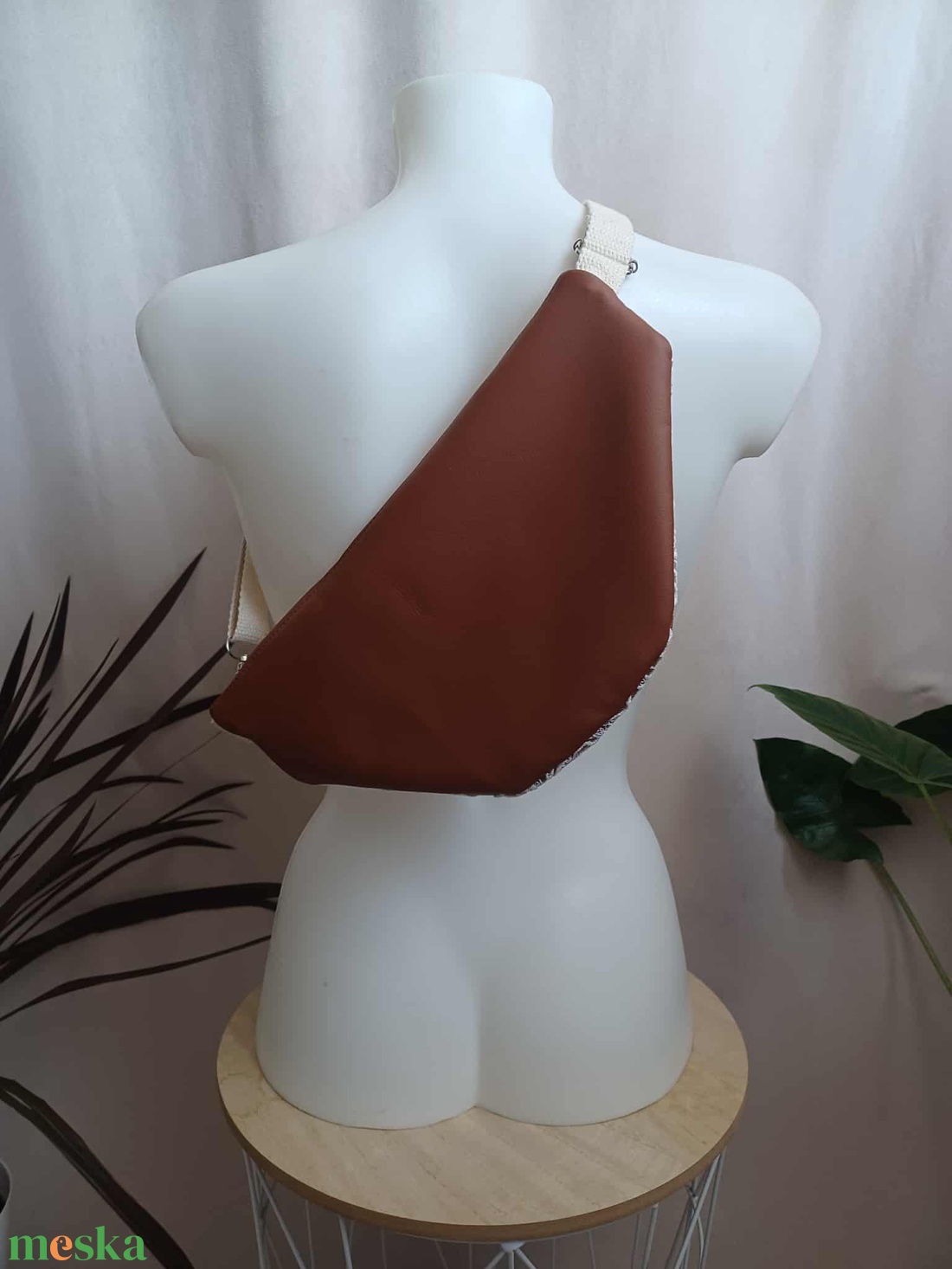 Barna műbőr övtáska csipkével  - táska & tok - övtáska - Meska.hu