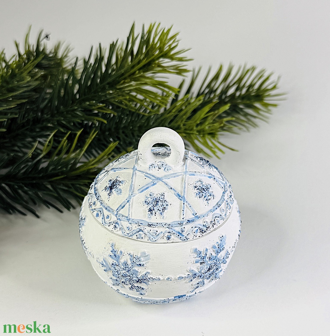 CandlAir Karácsonyi gömb- Hópihe- szójaviasz illatgyertya kerámiatégelyben - otthon & életmód - gyertya, illat, aroma - gyertya - Meska.hu