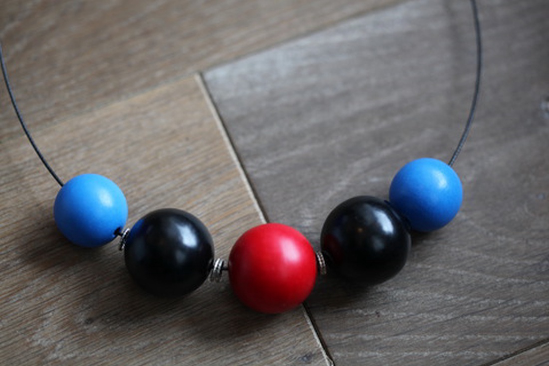 Fekete-piros-kék fa golyó nyaklánc -  - Meska.hu