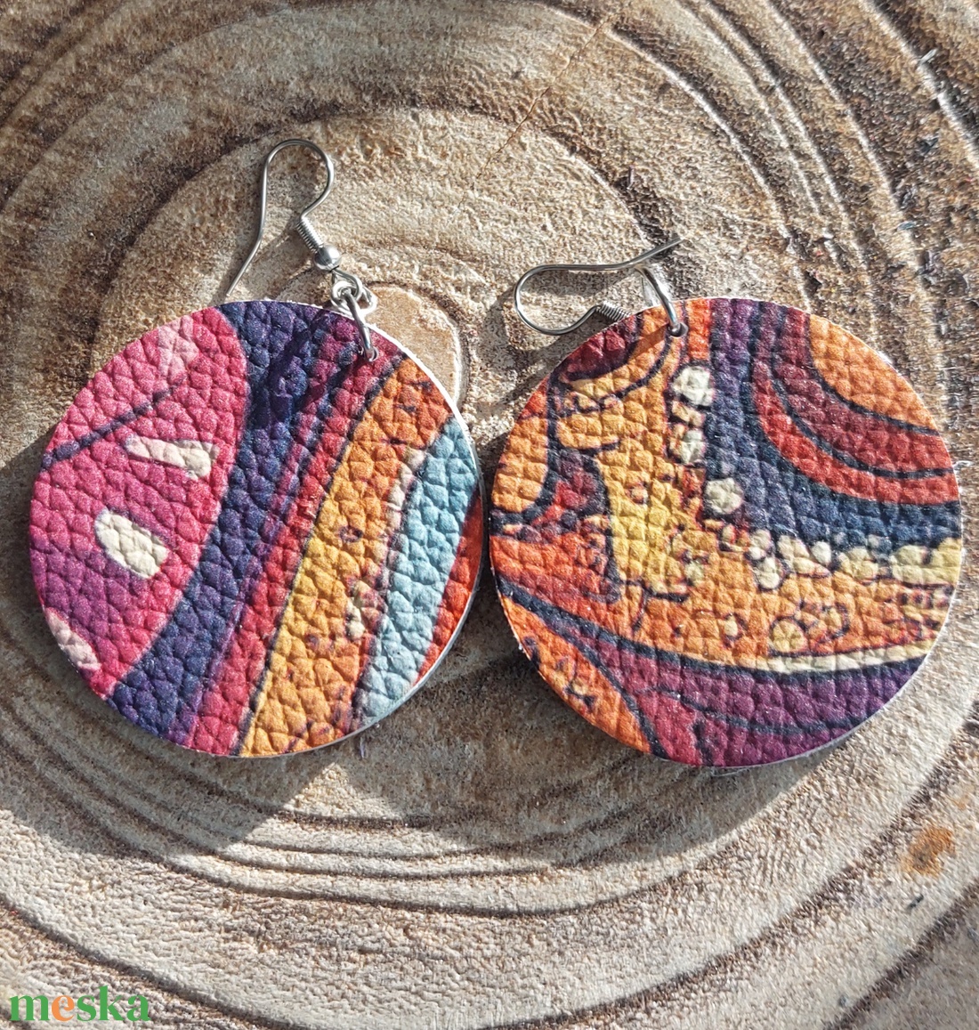 Színes bőr fülbevaló - ékszer - fülbevaló - lógós kerek fülbevaló - Meska.hu