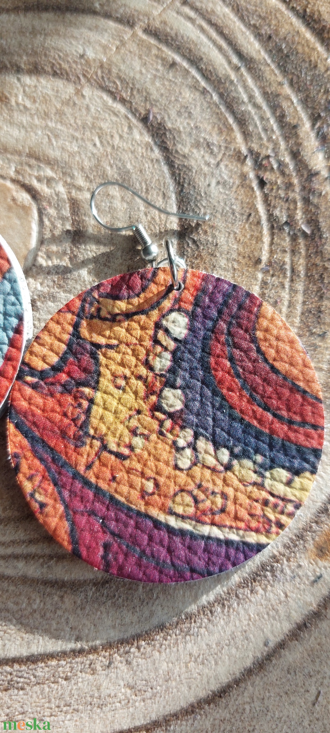 Színes bőr fülbevaló - ékszer - fülbevaló - lógós kerek fülbevaló - Meska.hu