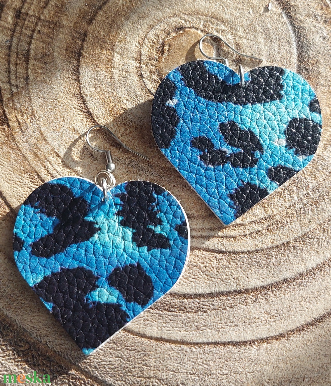 Kék szív alakú bőr fülbevaló - ékszer - fülbevaló - lógós kerek fülbevaló - Meska.hu