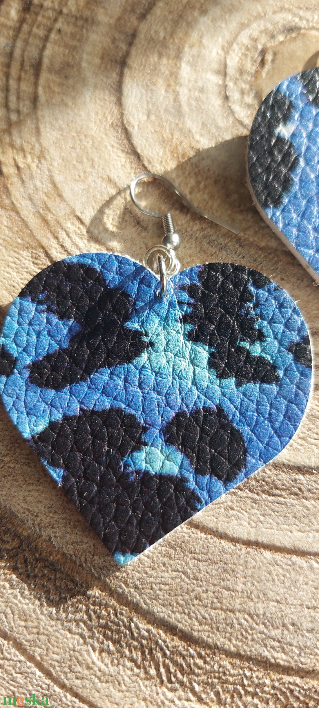 Kék szív alakú bőr fülbevaló - ékszer - fülbevaló - lógós kerek fülbevaló - Meska.hu