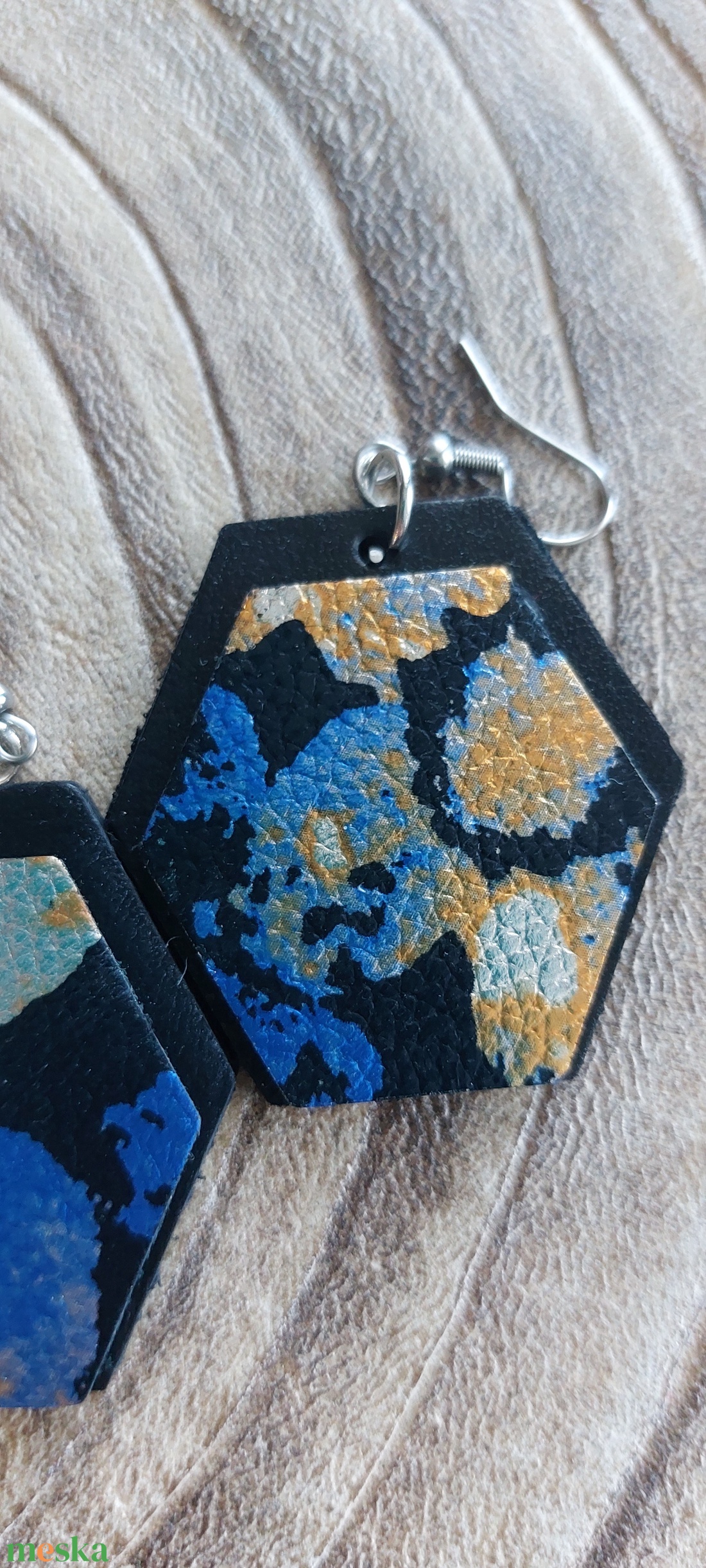 Szögletes bőr fülbevaló - ékszer - fülbevaló - lógó fülbevaló - Meska.hu