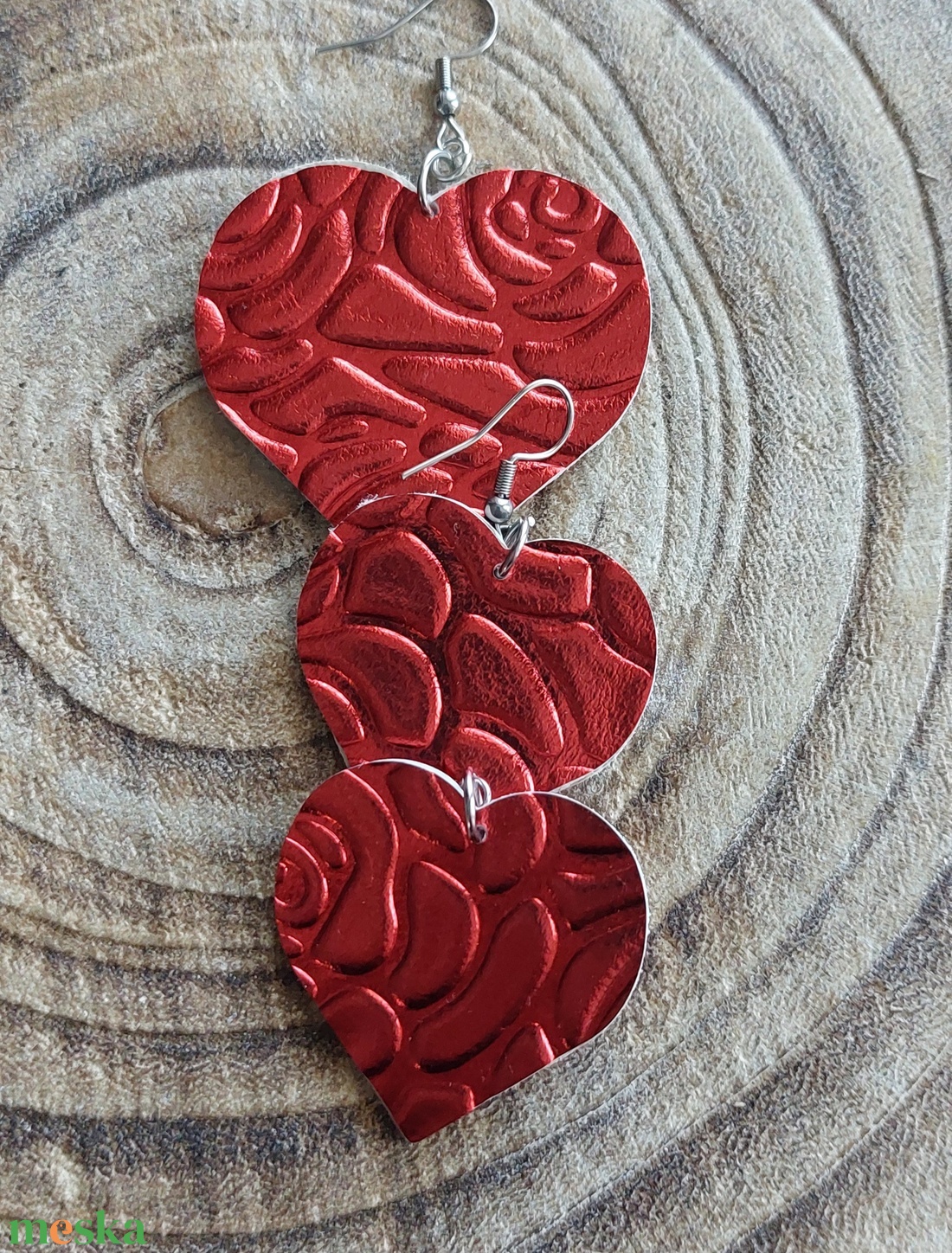 Piros metál szív alakú bőr fülbevaló - ékszer - fülbevaló - lógó fülbevaló - Meska.hu