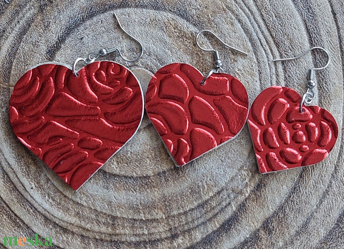 Piros metál szív alakú bőr fülbevaló - ékszer - fülbevaló - lógó fülbevaló - Meska.hu