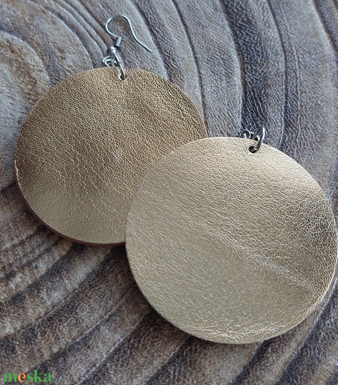 Arany színű bőr fülbevaló - ékszer - fülbevaló - lógó fülbevaló - Meska.hu