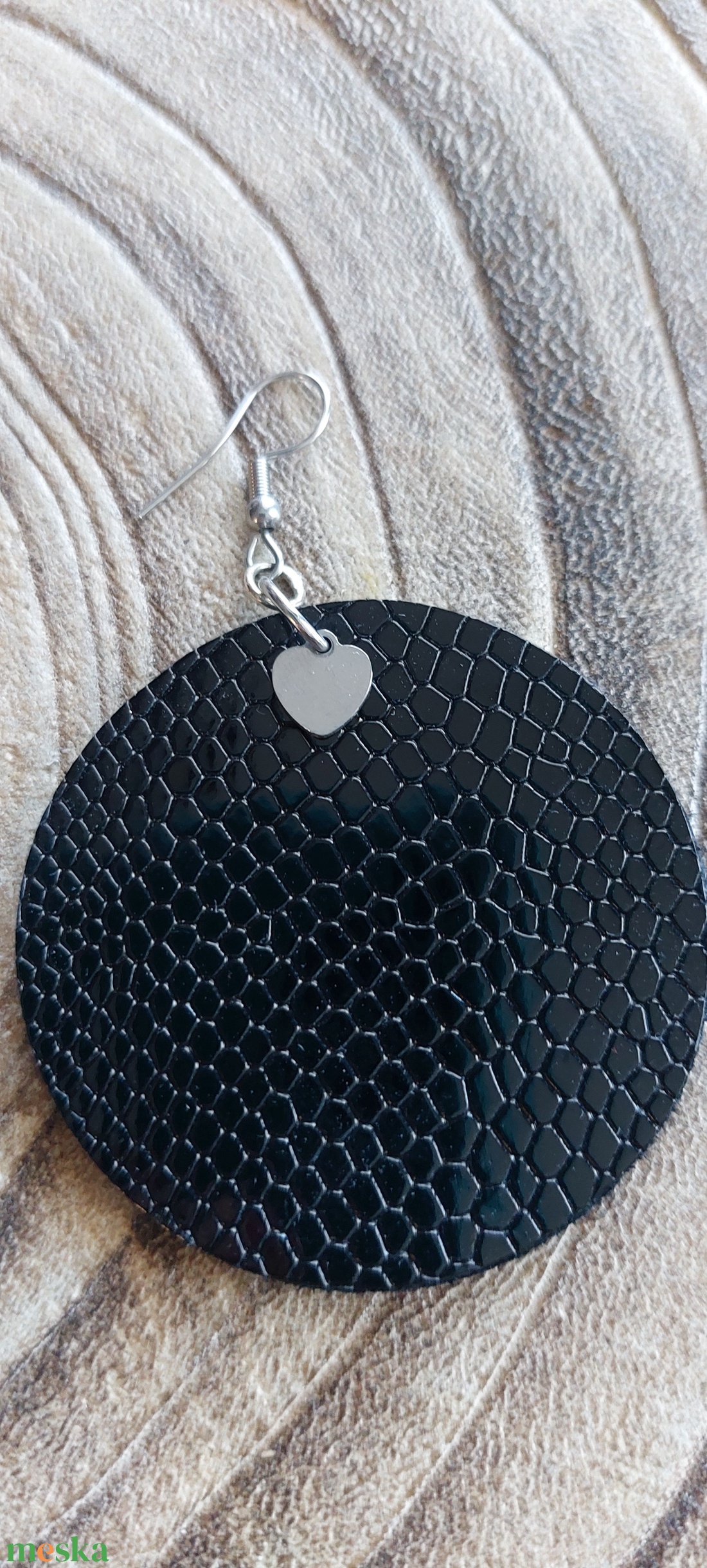 Fekete bőr fülbevaló - ékszer - fülbevaló - lógó fülbevaló - Meska.hu