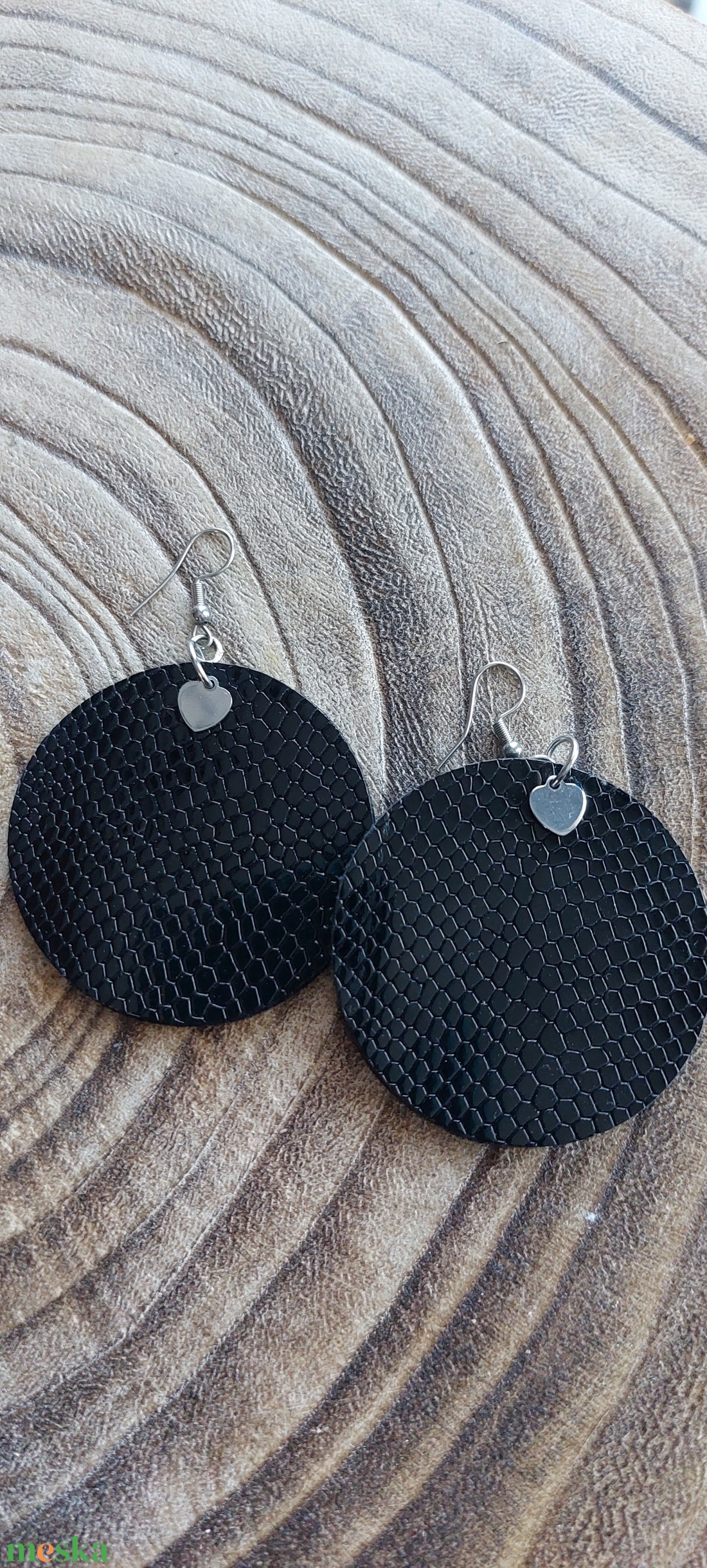 Fekete bőr fülbevaló - ékszer - fülbevaló - lógó fülbevaló - Meska.hu